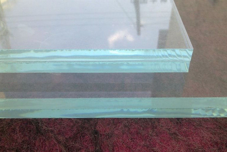Verre ultra-transparent avec une cohérence de couleur pour fenêtres, portes et bâtiments.