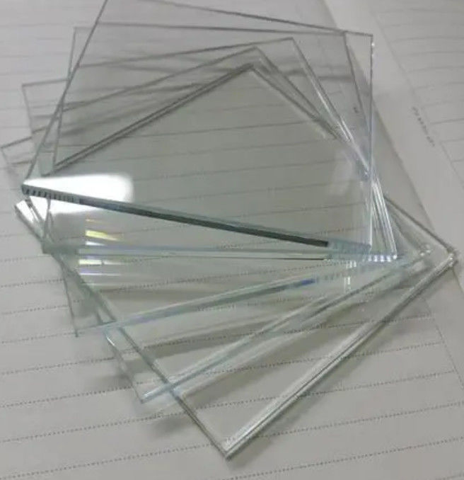 Verre ultra-transparent avec une cohérence de couleur pour fenêtres, portes et bâtiments.