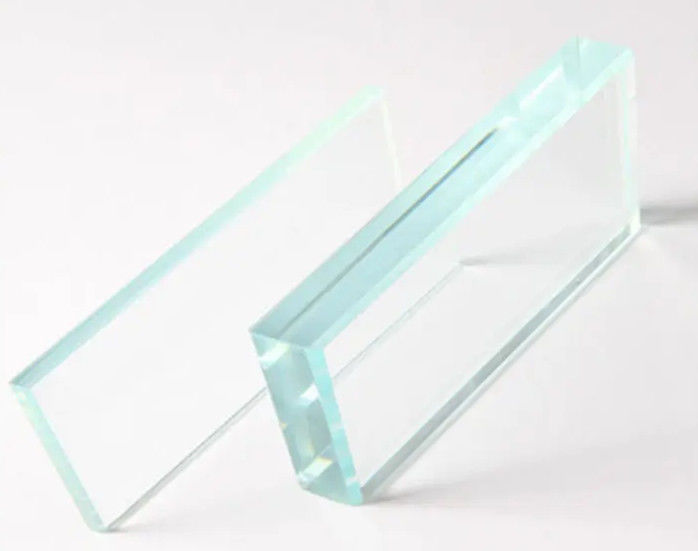 Verre ultra-transparent avec une cohérence de couleur pour fenêtres, portes et bâtiments.