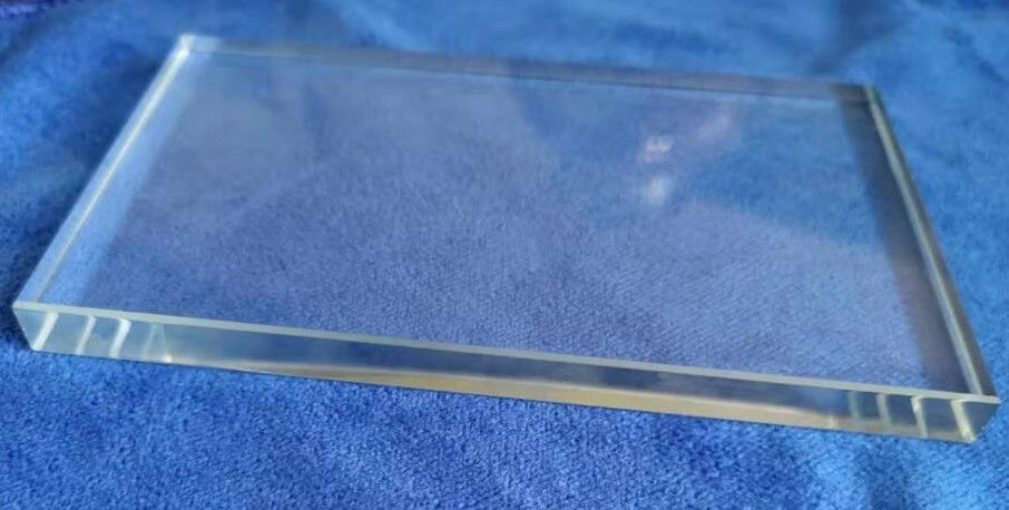 Verre ultra-transparent avec une cohérence de couleur pour fenêtres, portes et bâtiments.
