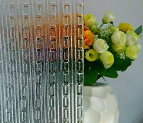 Bonne stabilité chimique Le verre à motifs plats utilisé pour la décoration intérieure et les cloisons