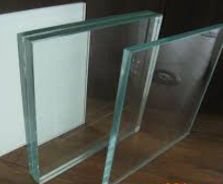 Le verre stratifié est un produit de verre durable formé par l'adhésion de plusieurs couches avec une couche intermédiaire forte.