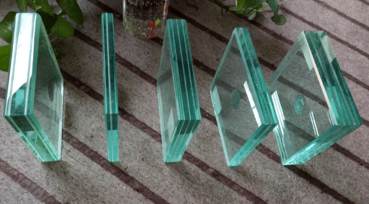 Le verre stratifié est un produit de verre durable formé par l'adhésion de plusieurs couches avec une couche intermédiaire forte.