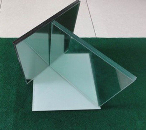 Le verre stratifié est un produit de verre durable formé par l'adhésion de plusieurs couches avec une couche intermédiaire forte.