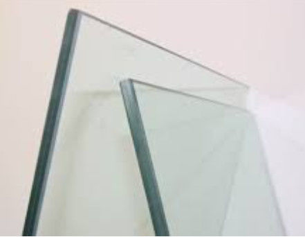 Le verre stratifié est un produit de verre durable formé par l'adhésion de plusieurs couches avec une couche intermédiaire forte.