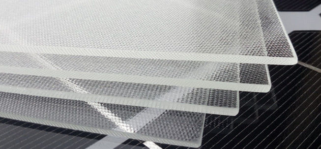 Vente de verre de panneau solaire photovoltaïque transparent personnalisé durci et revêtu de fer faible / verre antioxydant
