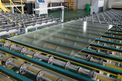 Décoration des bâtiments Panneau photovoltaïque à faible teneur en fer verre Brume ≤1,5% Stabilité thermique ≥Grade 4