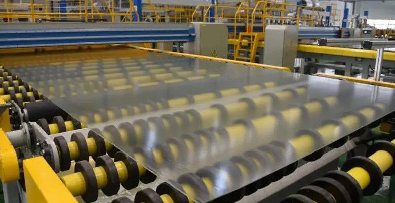Décoration des bâtiments Panneau photovoltaïque à faible teneur en fer verre Brume ≤1,5% Stabilité thermique ≥Grade 4
