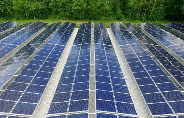 Décoration des bâtiments Panneau photovoltaïque à faible teneur en fer verre Brume ≤1,5% Stabilité thermique ≥Grade 4