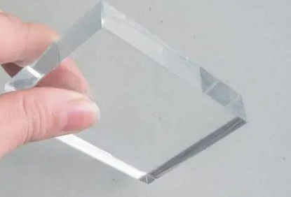 Verre ultra-transparent avec des coins plats et des découpes de meilleurs fabricants
