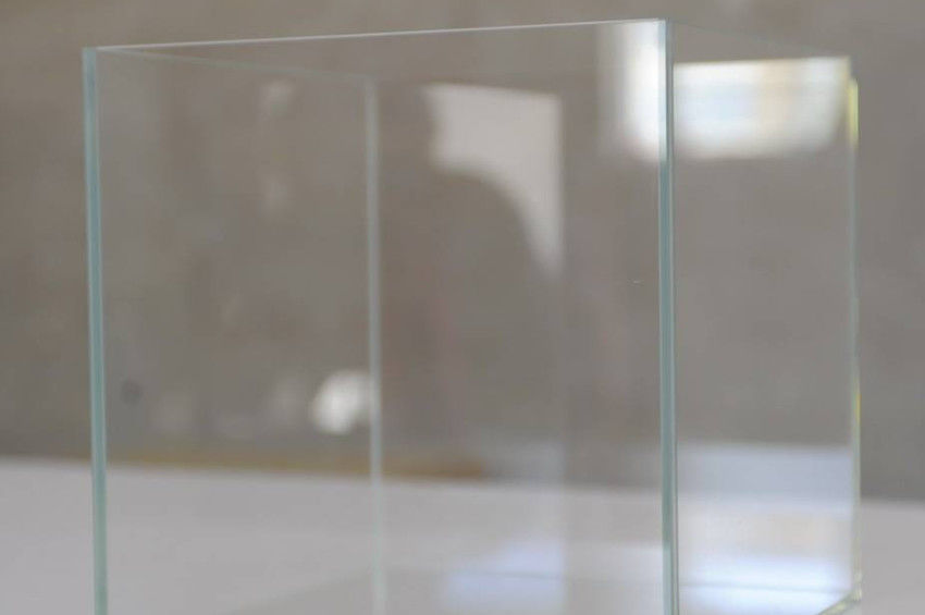 Verre ultra-transparent avec une consistance de couleur pour les fenêtres et les portes du bâtiment