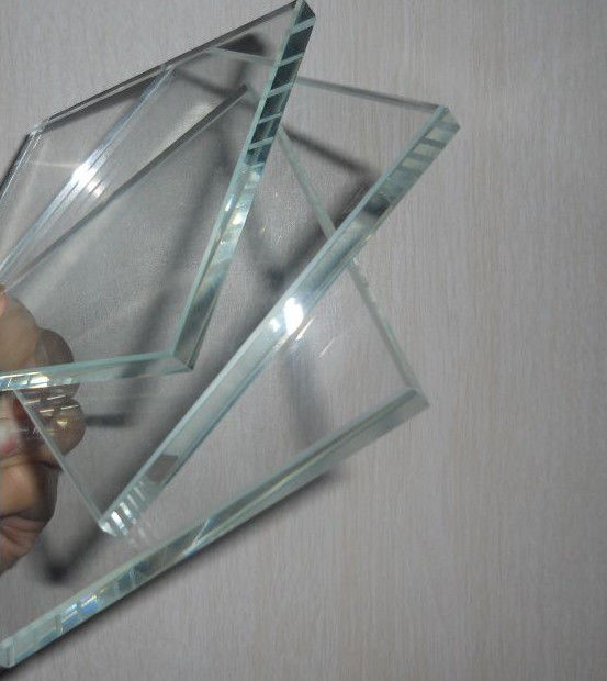 Verre ultra-transparent avec une consistance de couleur pour les fenêtres et les portes du bâtiment