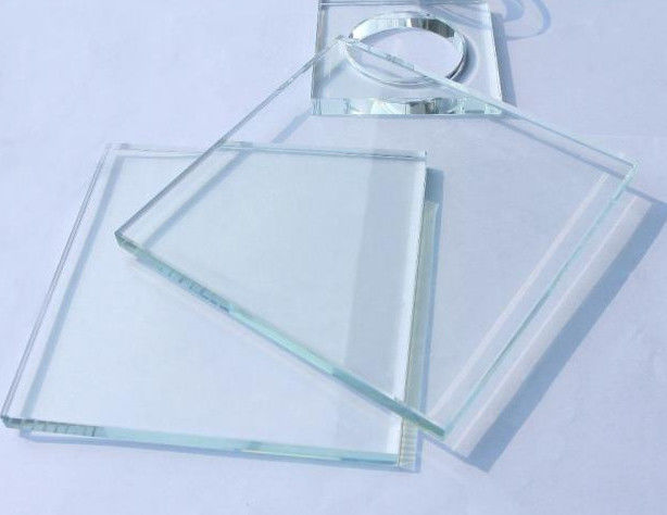 Verre à angle rond ultra-clair à faible teneur en fer et à faible taux d'explosion