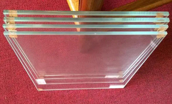 Verre flottant ultra-transparent pour les bâtiments, résistance à la chaleur ≤ 0,3 mm/m°C et conception irrégulière