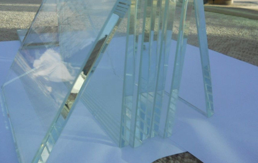 Verre flottant ultra-transparent pour les bâtiments, résistance à la chaleur ≤ 0,3 mm/m°C et conception irrégulière