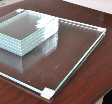 Verre flottant ultra-transparent pour les bâtiments, résistance à la chaleur ≤ 0,3 mm/m°C et conception irrégulière