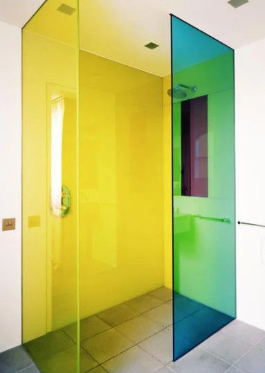 Construire du verre teinté teinté de bleu, de marron, de vert, de rose, etc.