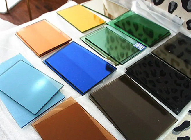 Verres teintés aux couleurs lisses pour fenêtre et porte