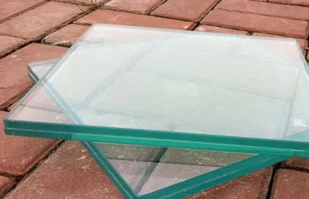Le verre laminé trempé transparent est le meilleur choix pour les matériaux de construction résistants et transparents